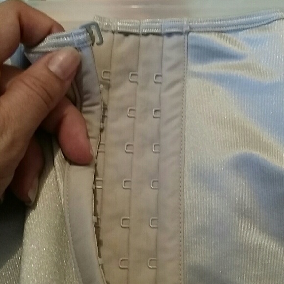 Defined waistline extra firm control. - Picture 3 of 4